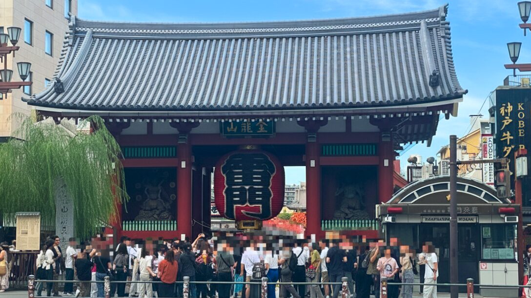 浅草の浅草寺に観光や思い出の記念、コレクションなどの写真の撮り方を表した写真です。