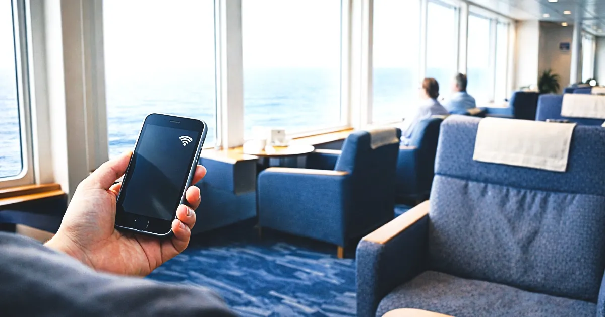 船内でWi-Fiが繋がるかをスマホ画面でチェックしている画像です。
