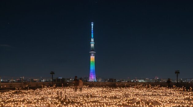 「浅草から望む東京スカイツリーのライトアップとキャンドルが並ぶ夜景。幻想的な光景が広がる浅草ナイトスポット」